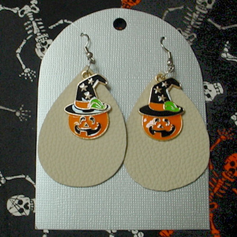 HANDMADE HALLOWEEN EARRINGS PUMPKIN IN WITCH HAT LEATHER ENAMEL PUMPKIN CHARMS